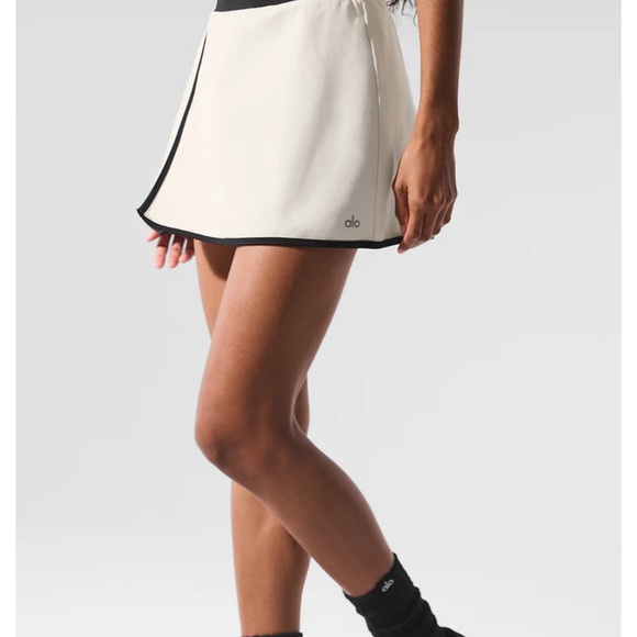 Alo Airbrush White and Black Two-Piece Set - Picture 12 of 13